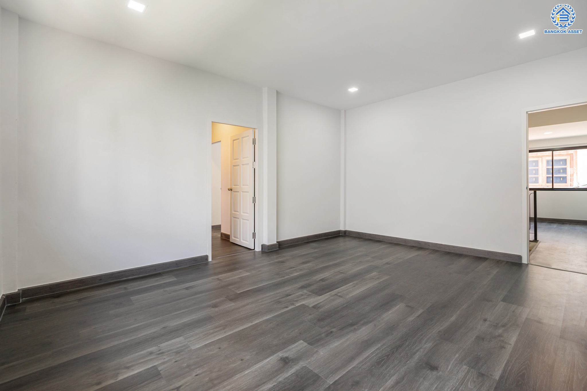 บ้านมือสองตกแต่งใหม่ ซอยวัดเวฬุวนาราม36 สรงประภา-ดอนเมือง บ้านเดี่ยวหลังใหญ่ เนื้อที่ 101 ตร.ว. ฟังก์ชัน 5 ห้องนอน 5 ห้องน้ำ 1 ห้องอเนกประสงค์ 1 ห้องรับประทานอาหาร 1 ห้องแม่บ้าน จอดรถได้ถึง 4 คัน บนทำเลดีที่สุด ใกล้สนามบินดอนเมือง ทางด่วน "ศรีสมาน" และรถไฟฟ้าสายสีแดง "สถานีดอนเมือง"